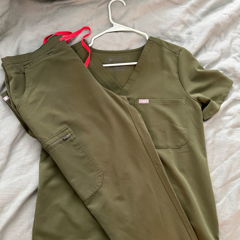 Figs Women's Dark Olive scrub set